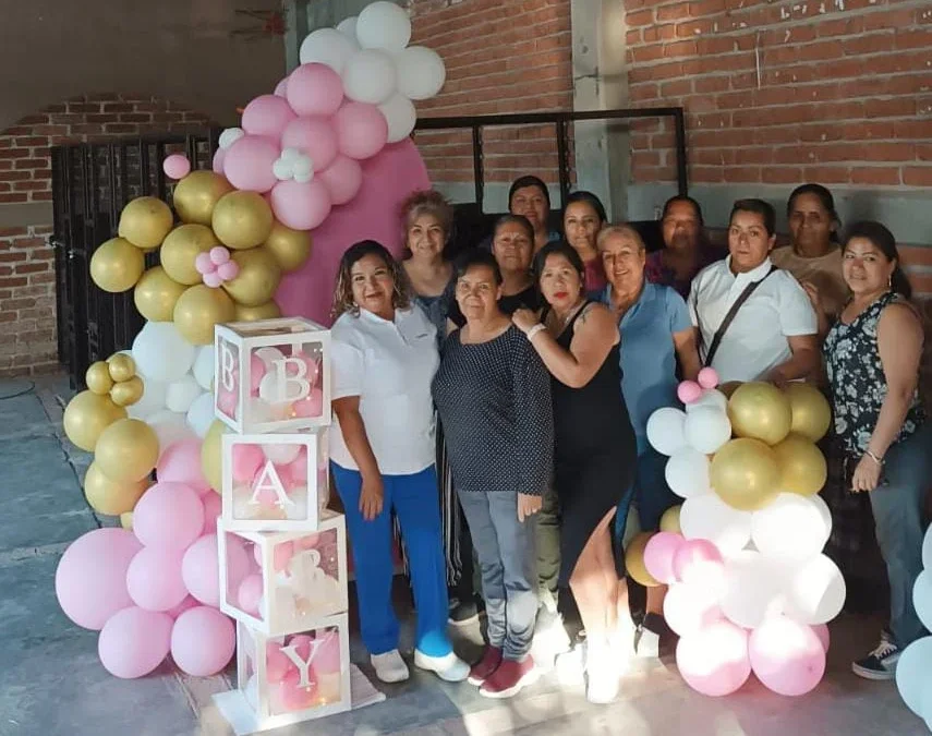 Aprenden mujeres emprendedoras a decorar con globos en curso facilitado por el IMMUS y el IECA
